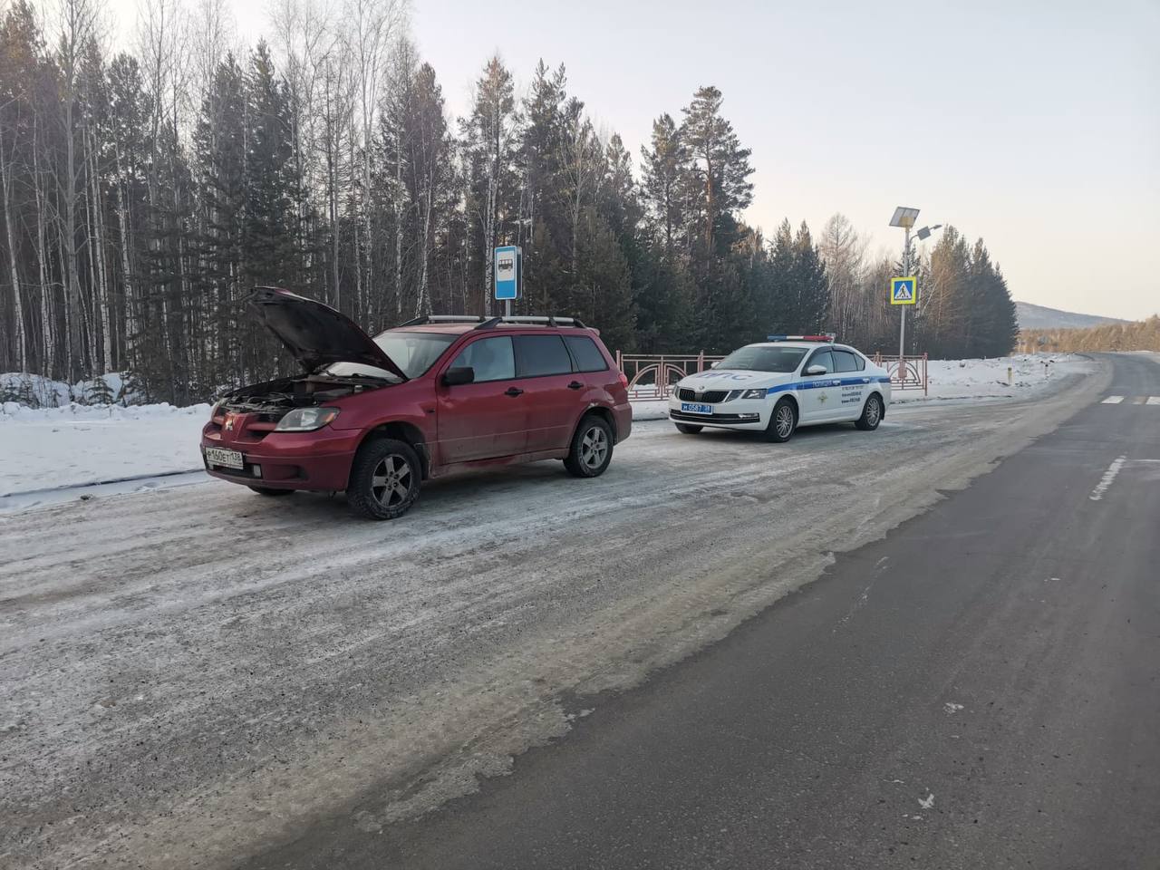 Мать с дочерью в -35 больше часа ждали помощь в заглохшей иномарке в Братском районе