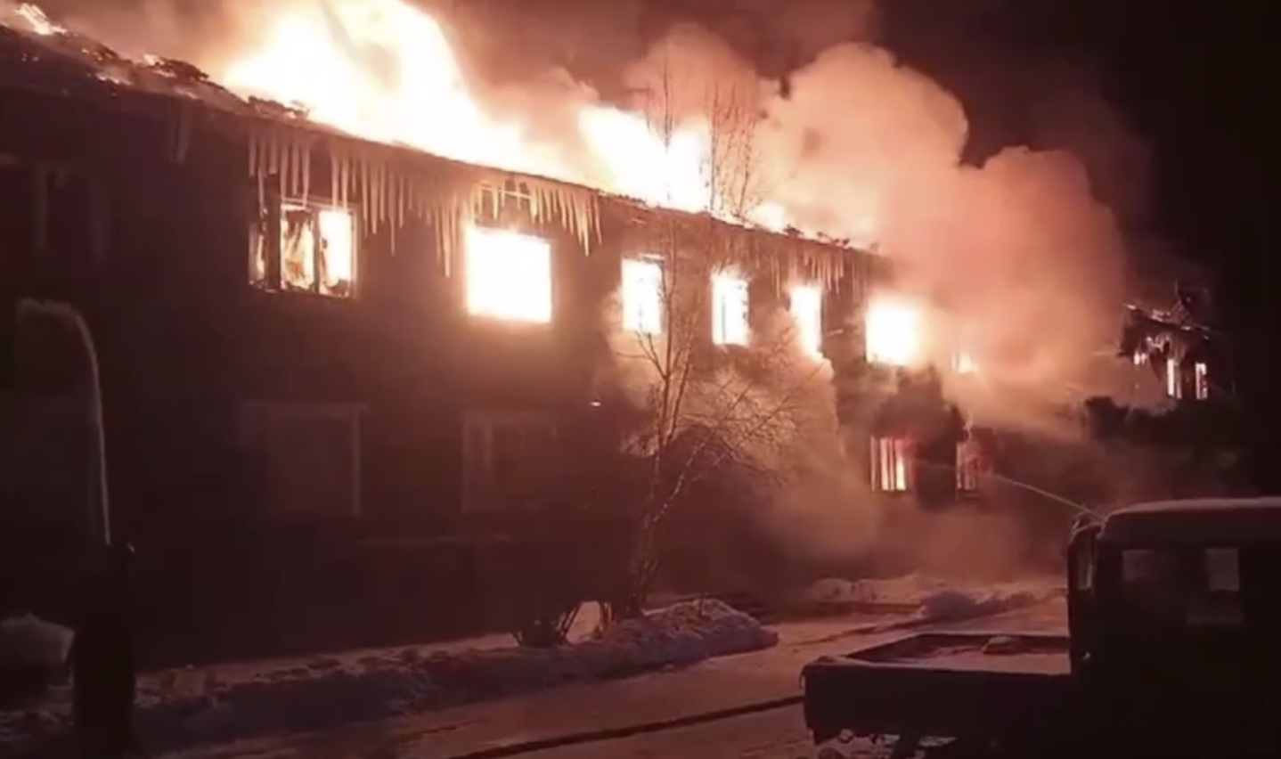 Жилой многоквартирный дом площадью 700 кв метров сгорел в Усть-Илимске (видео)
