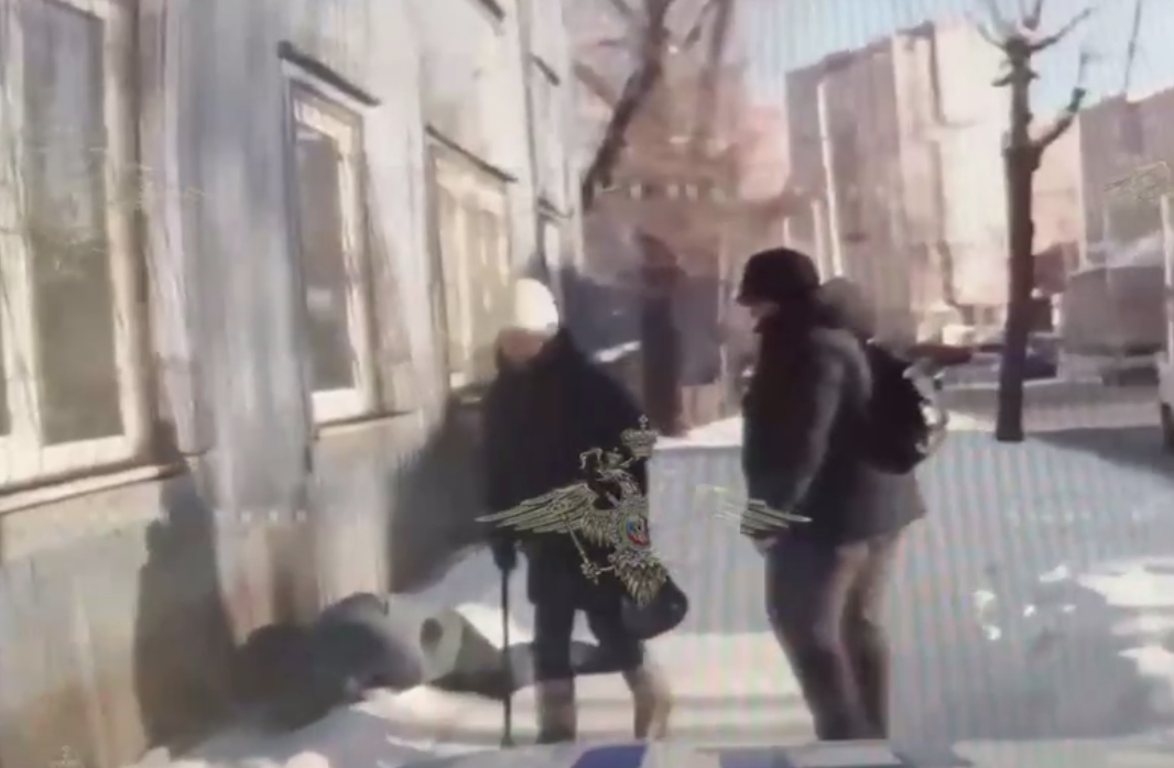 Госавтоинспекторы спасли мужчину, которому стало плохо на улице