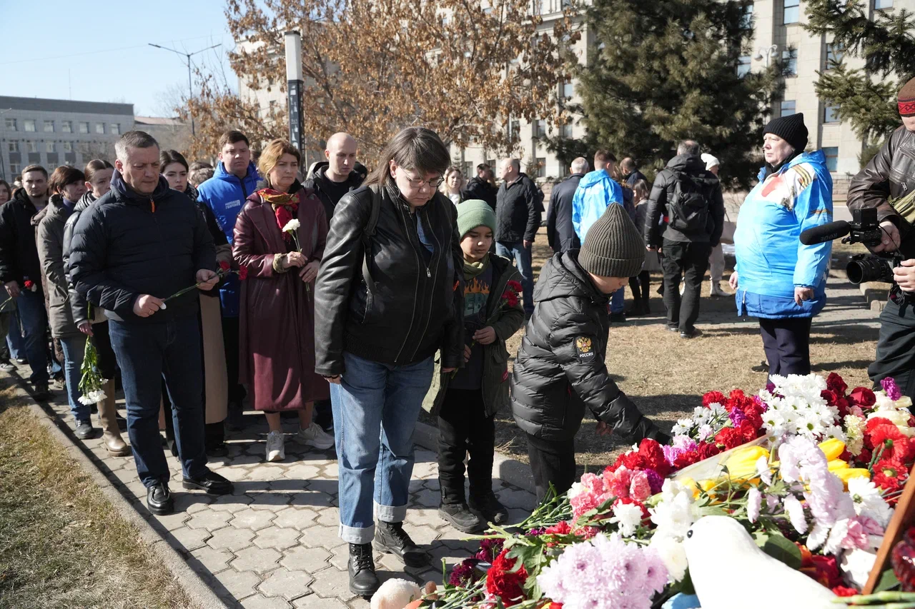 Траурное мероприятие в память о жертвах теракта в «Крокус Сити Холле» прошло в Иркутске