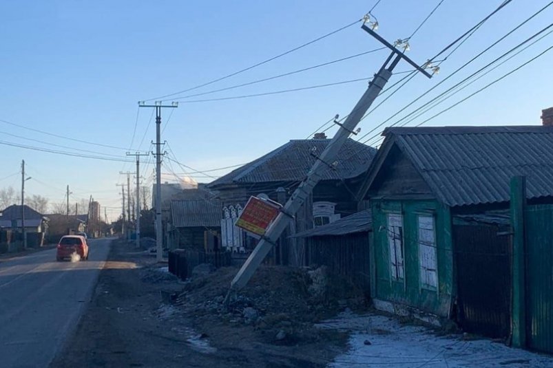 В Хомутово люди остались без света из-за легковушки, сбившей опору ЛЭП