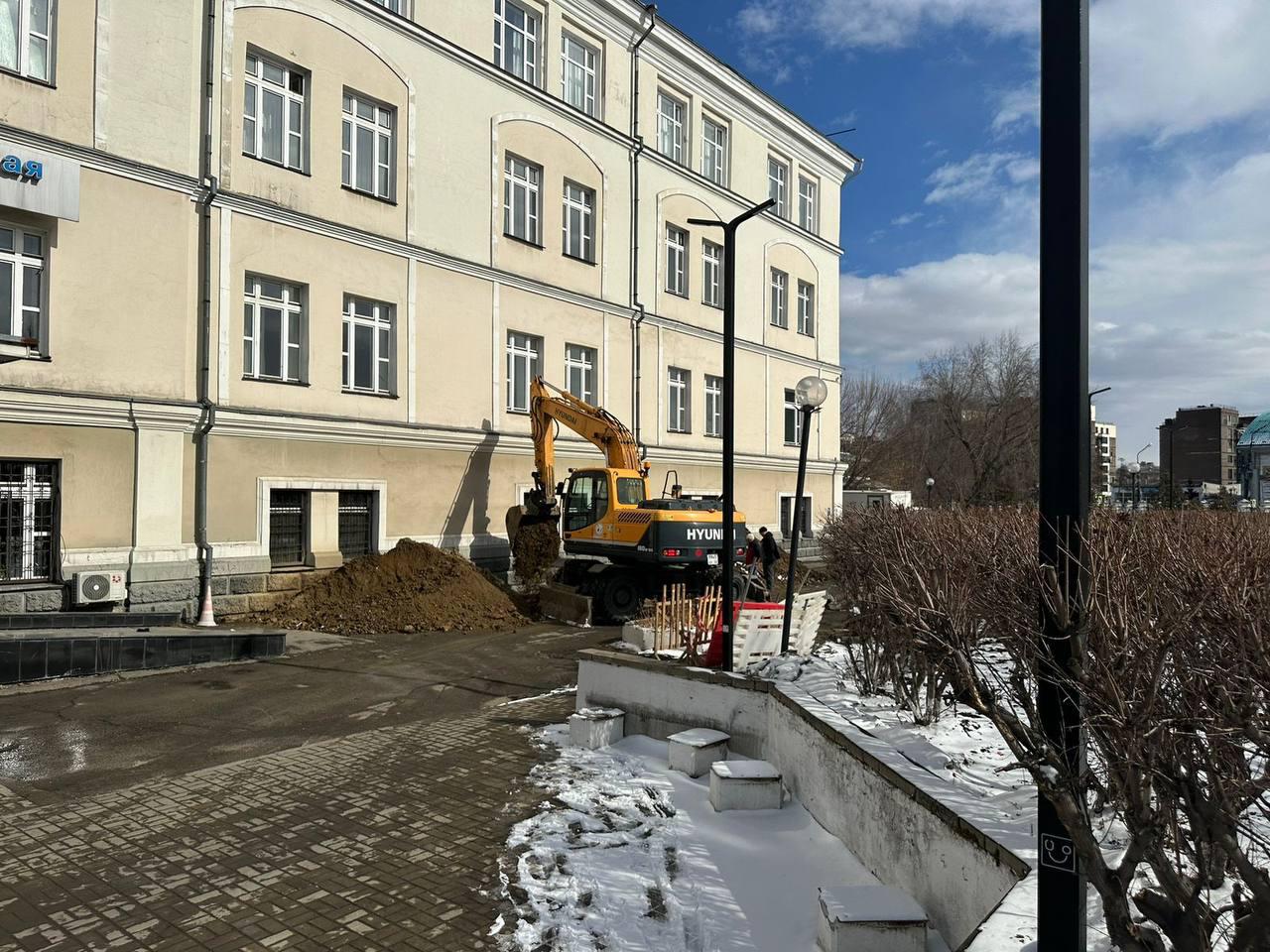 Замену трубы водоснабжения ведут на бульваре Гагарина