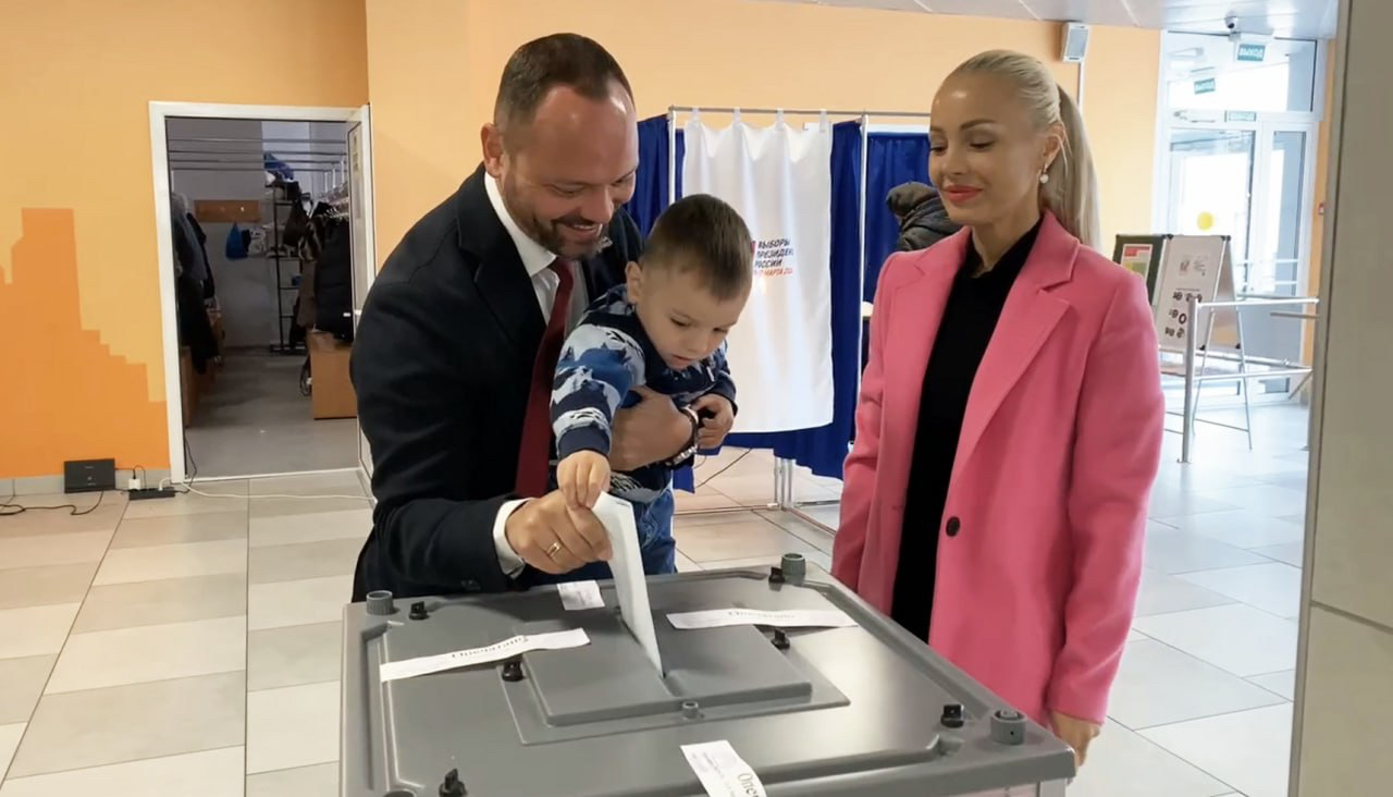 Фоторепортаж: городские депутаты голосуют на выборах Президента
