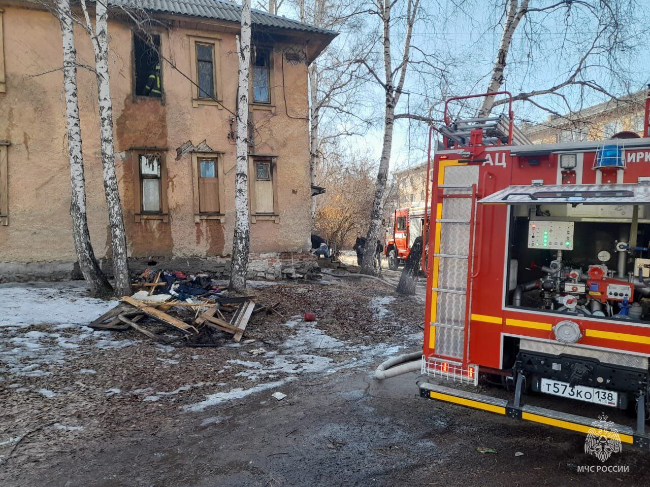 Мужчина погиб на пожаре в доме по улице Мухиной в Иркутске