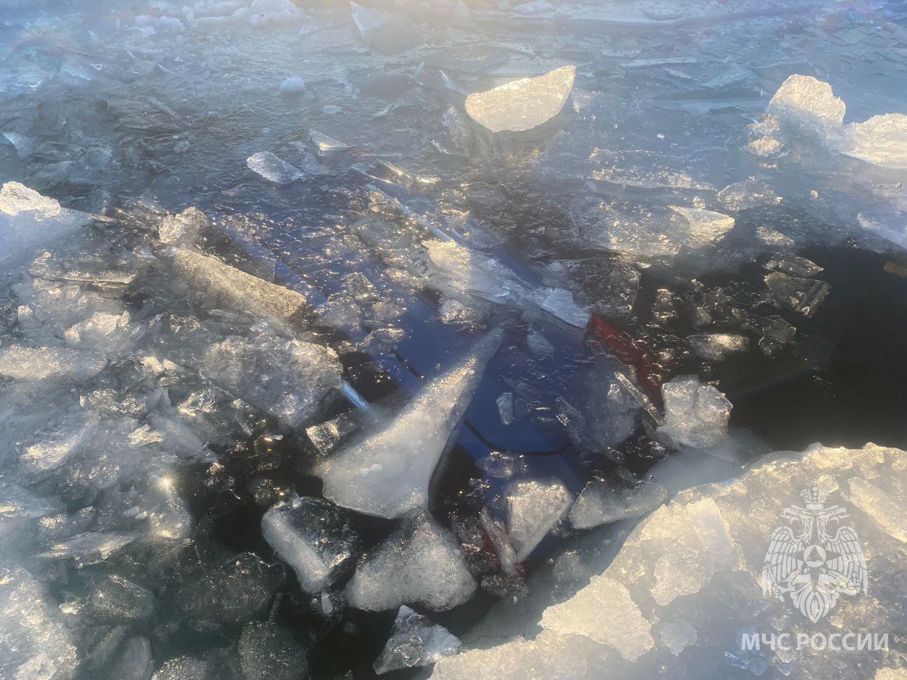 Женщина погибла на Байкале в провалившемся под лед автомобиле