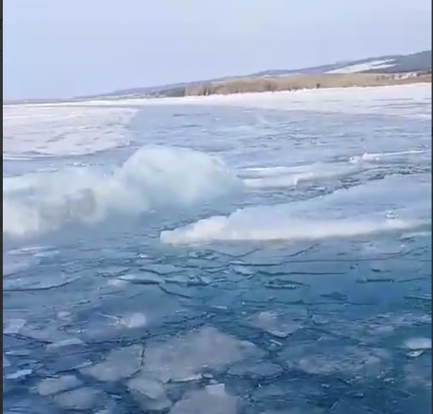 Ледовое поле разошлось на Малом Море на Байкале