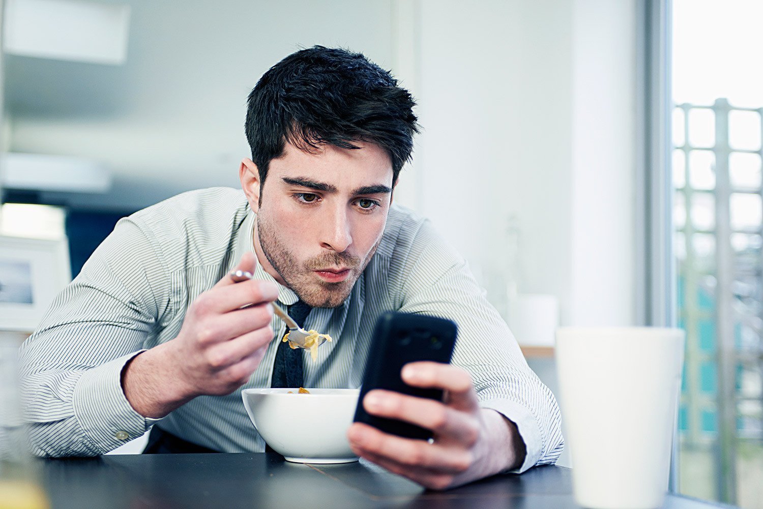 «Почти четверть россиян не расстаются с телефоном во время приема пищи»