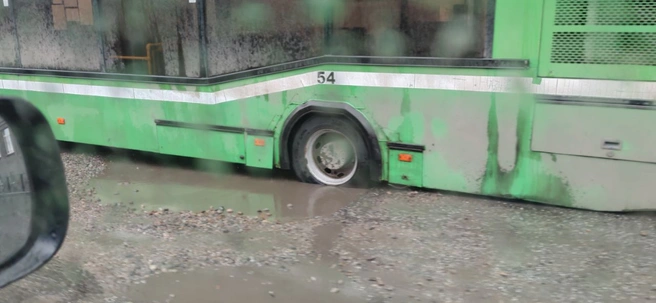 Автобус провалился в яму и застрял на улице Чкалова