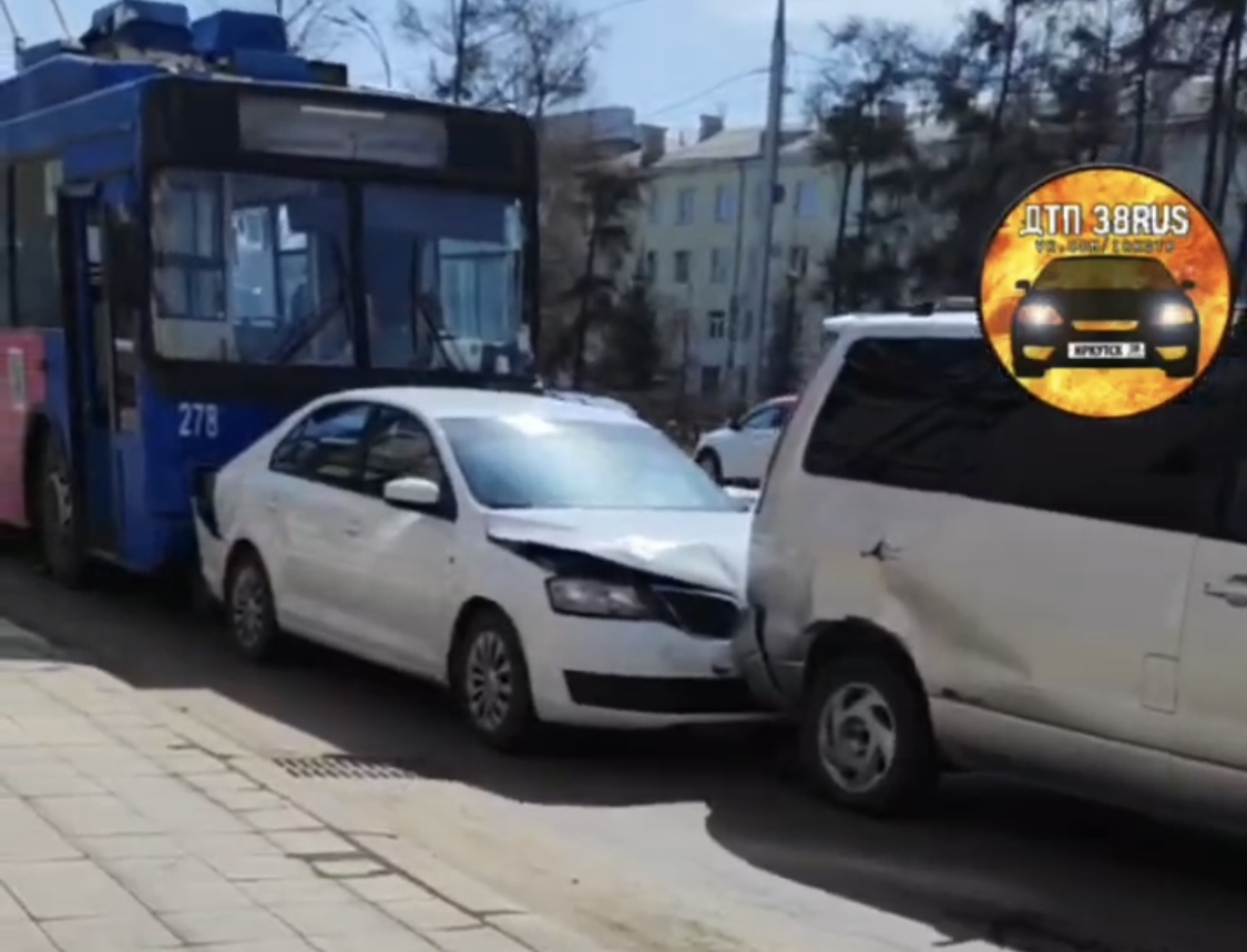 На Ленина столкнулись шесть машин и троллейбус (видео)