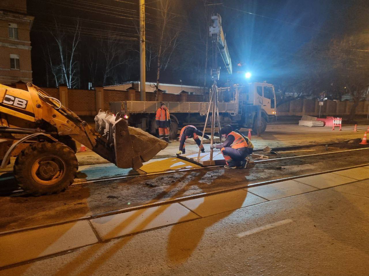 В Иркутске меняют плиты на трамвайных путях