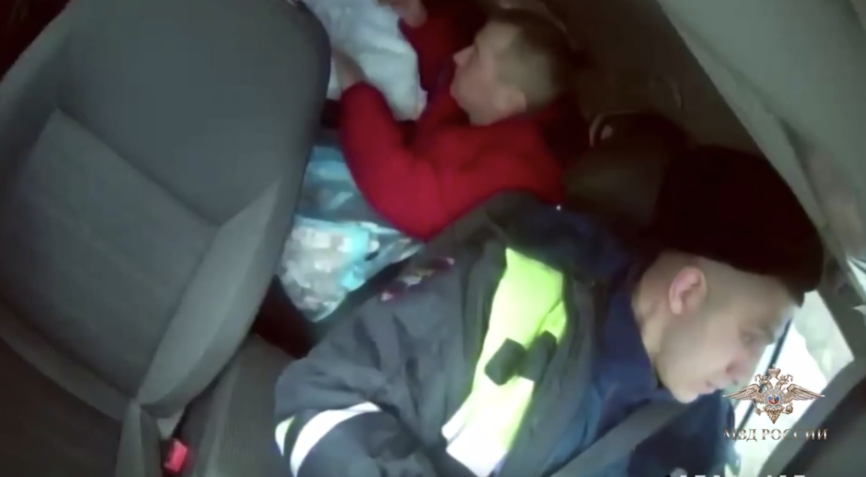 Экипаж ГИБДД спас 10-дневную девочку, потерявшую сознание