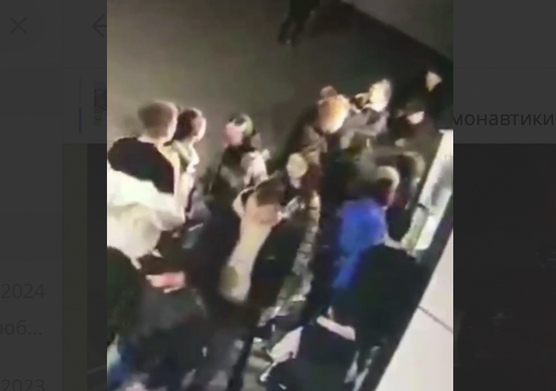 Толпа подростков избила супружескую пару у торгового центра в Иркутске