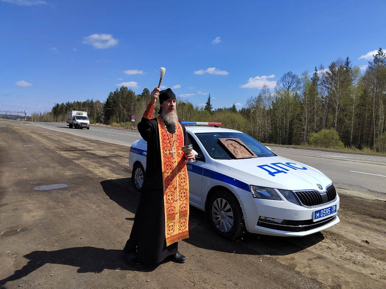 В Братске ГИБДД и Епархия провели совместную акцию — освятили аварийные участки дорог