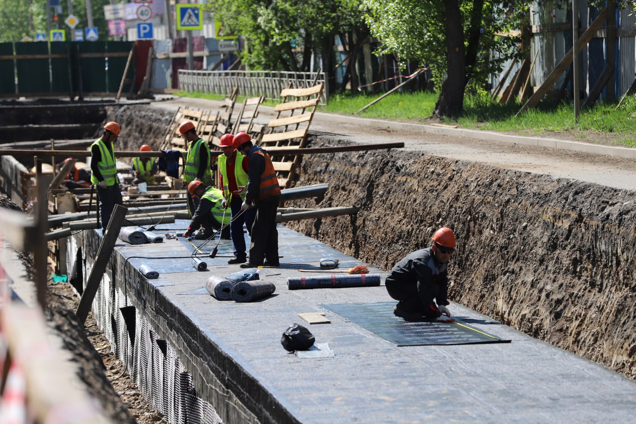 На строительстве теплового луча завершают работу на двух участках по улице Баррикад