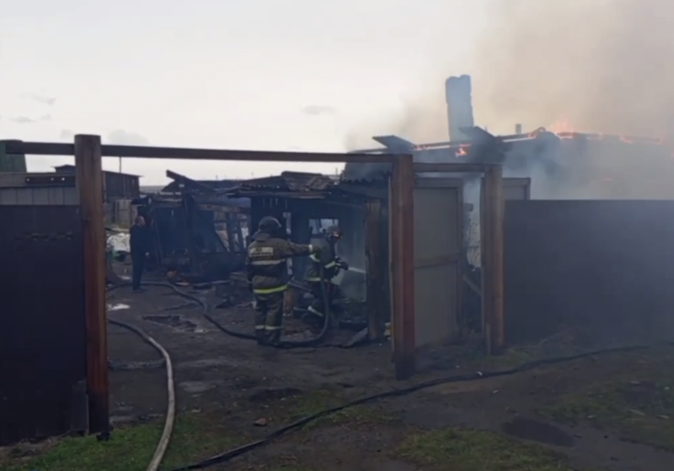 Жилой дом, магазин и баня сгорели в Хомутово из-за сильного ветра