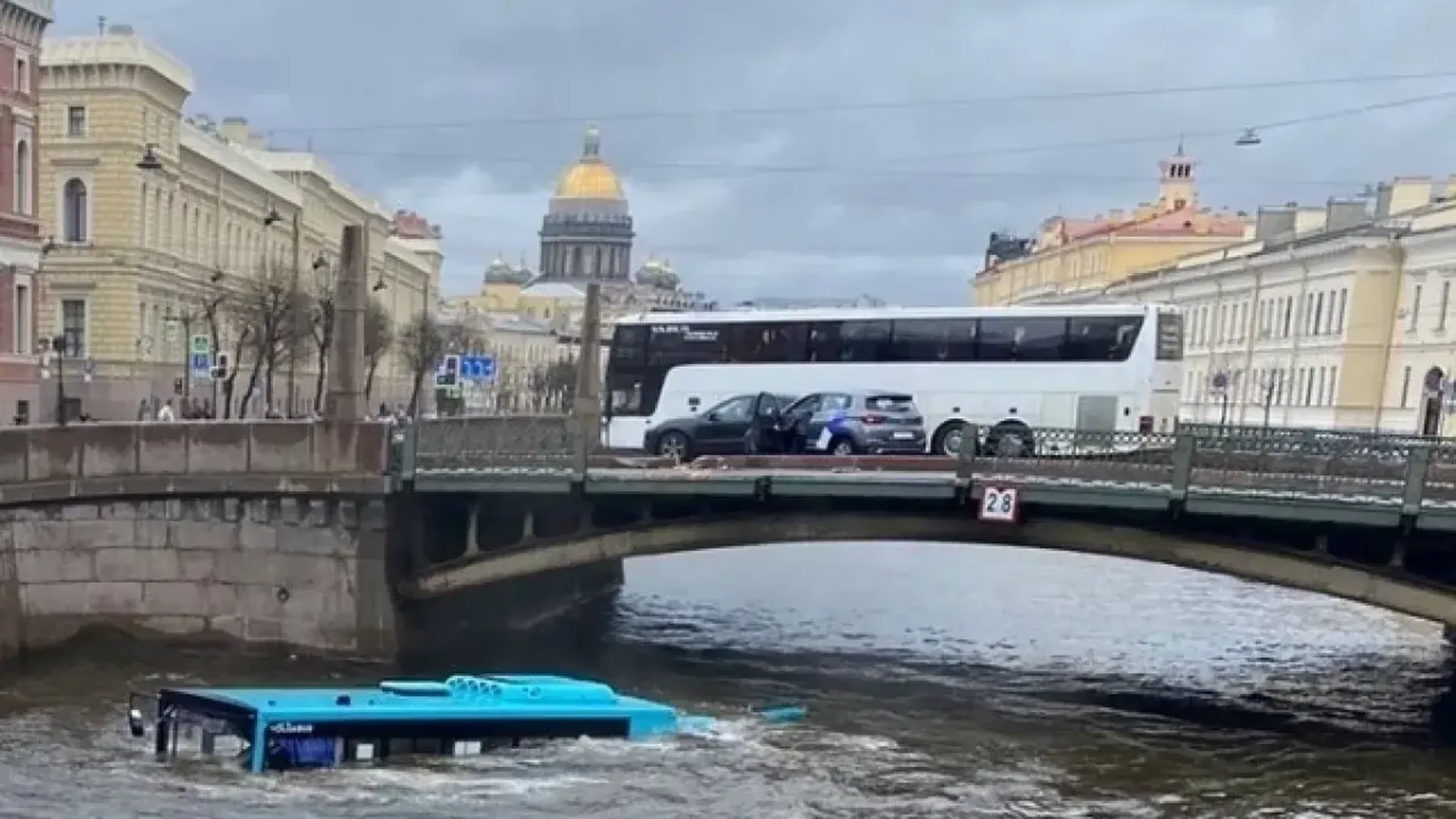 Уроженец Ангарска помогал спасать людей из тонущего автобуса в Санкт-Петербурге