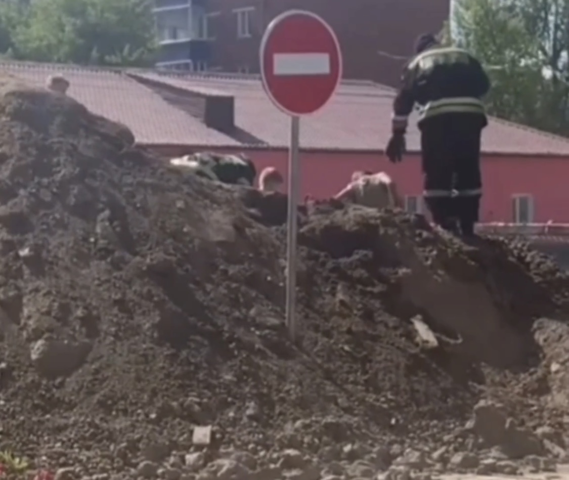 В Усолье дети провалились в яму на месте дорожных работ (видео)