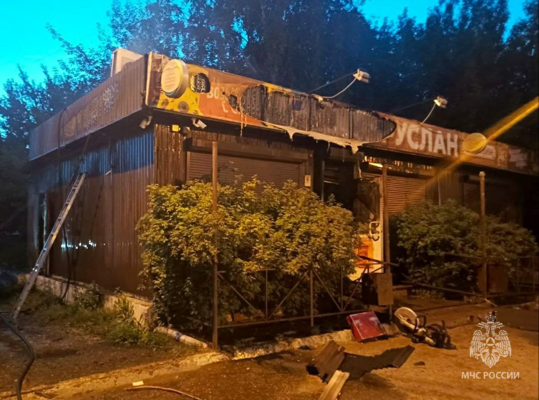 Мужчина вынес женщину из горящего павильона в Иркутске