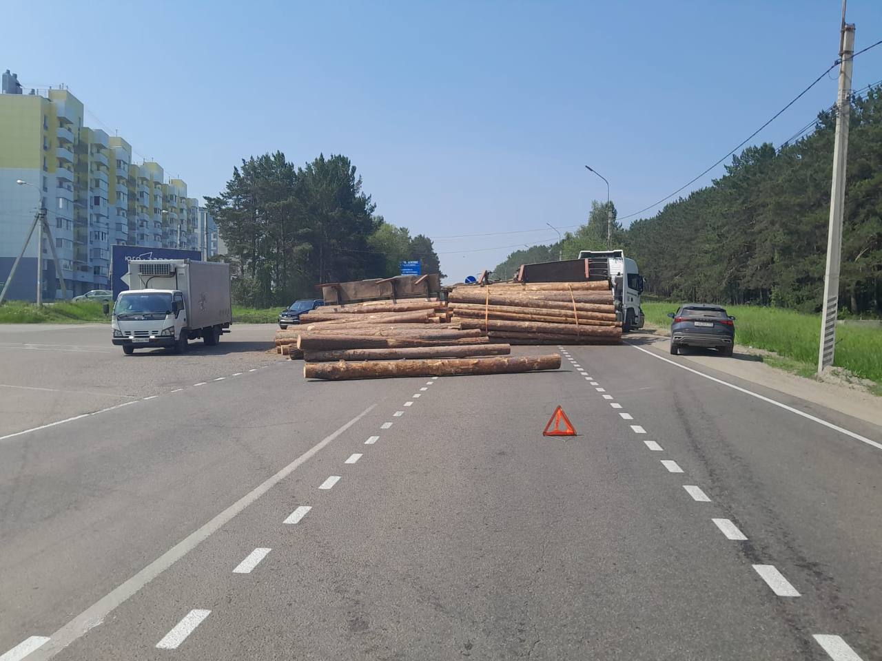 Прицеп с бревнами опрокинулся в Иркутске