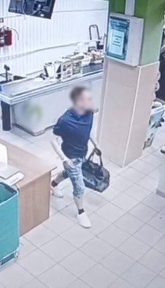 Иркутянин украл коробку консервов из супермаркета и продал ее