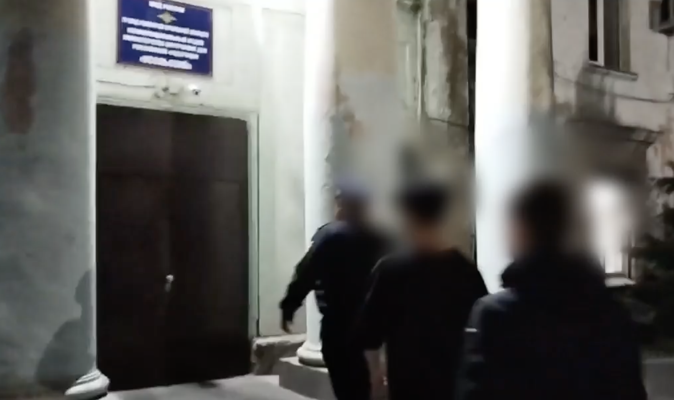 В поселке Тельма хулиган повредил более 70 могил на местном кладбище