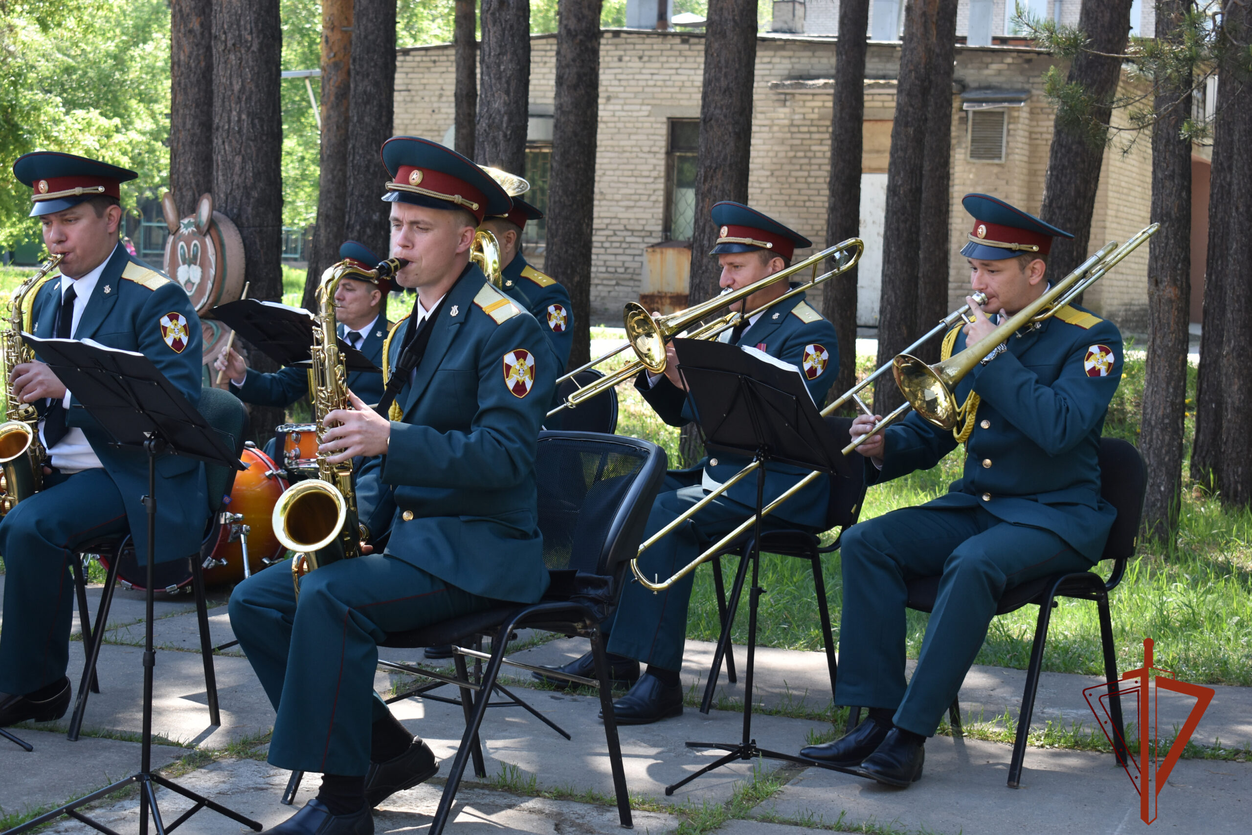 Оркестр Росгвардии сыграл под окнами детской больницы в Ангарске
