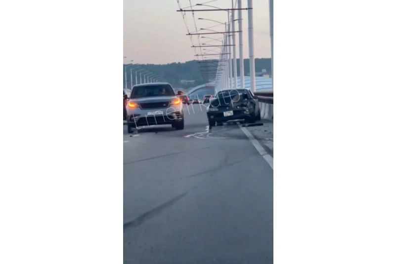 Жесткое ДТП на Академическом мосту в Иркутске