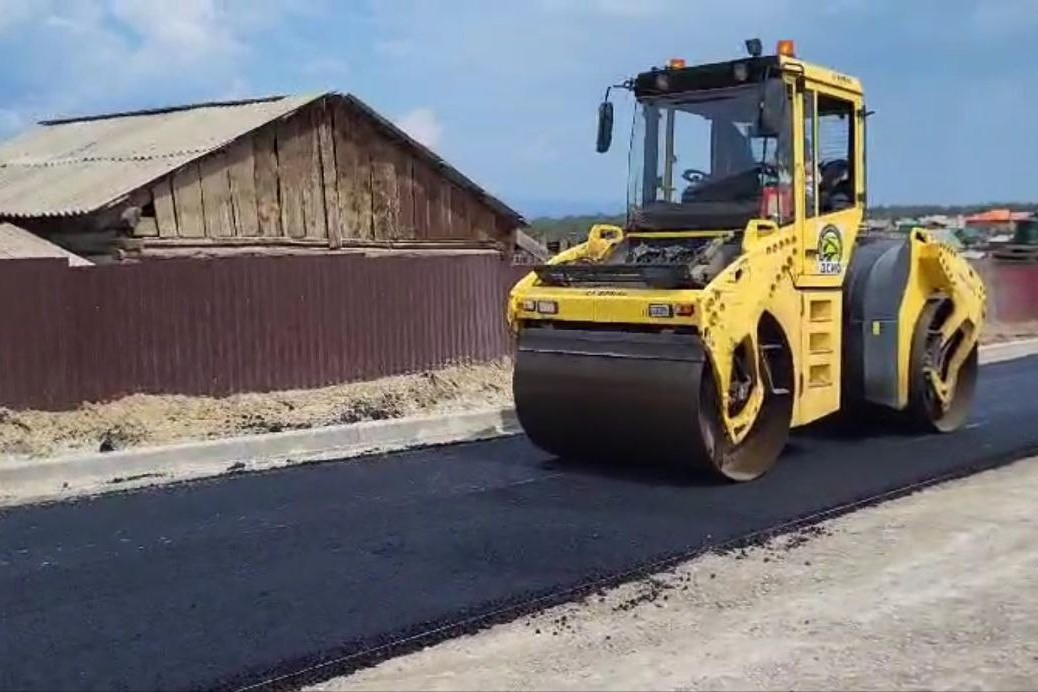На Ольхоне начали асфальтировать дорогу