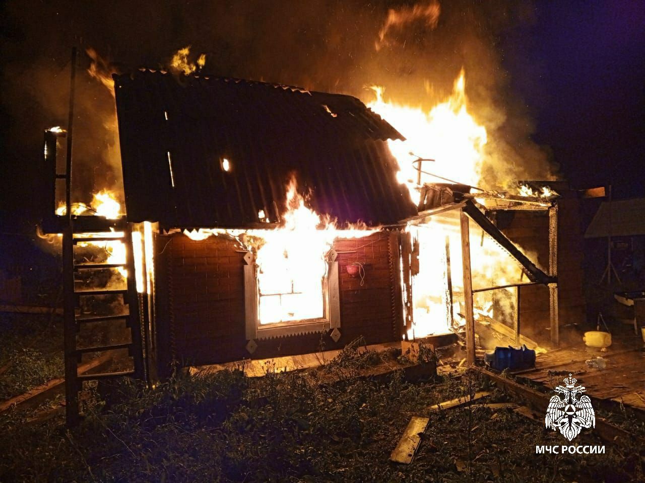 Мужчина сжег дом, решив растопить печь бензином в Усть-Илимске