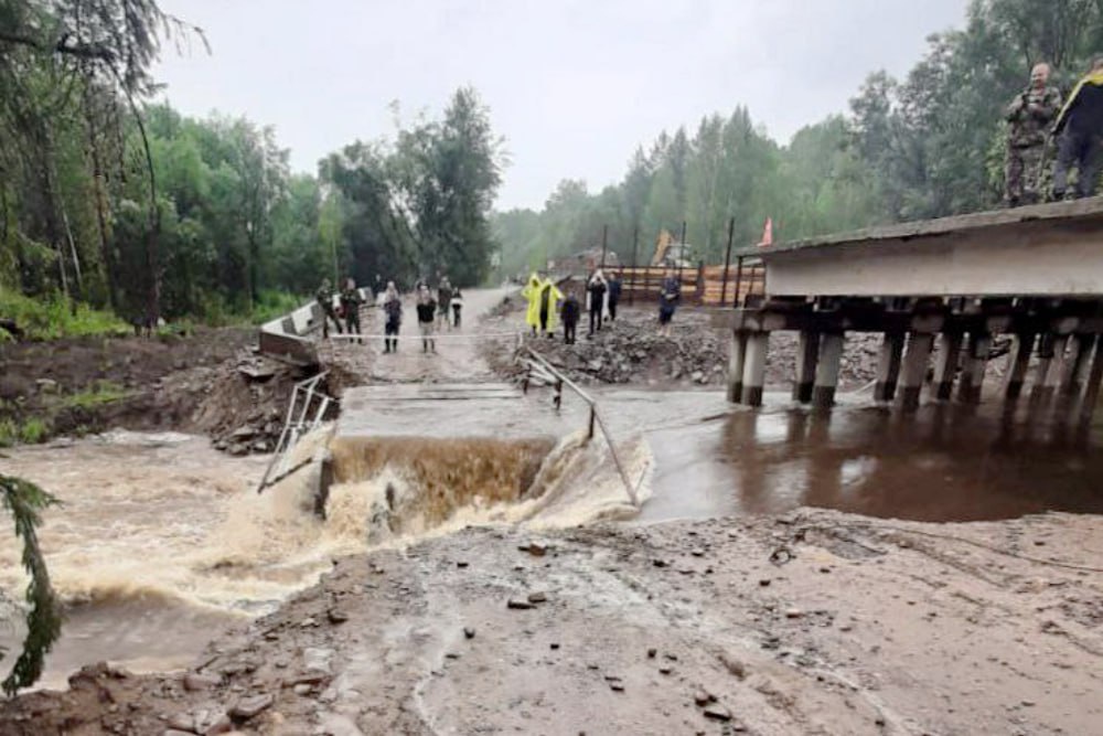 Мост через реку Хингуйка обрушился в Иркутской области