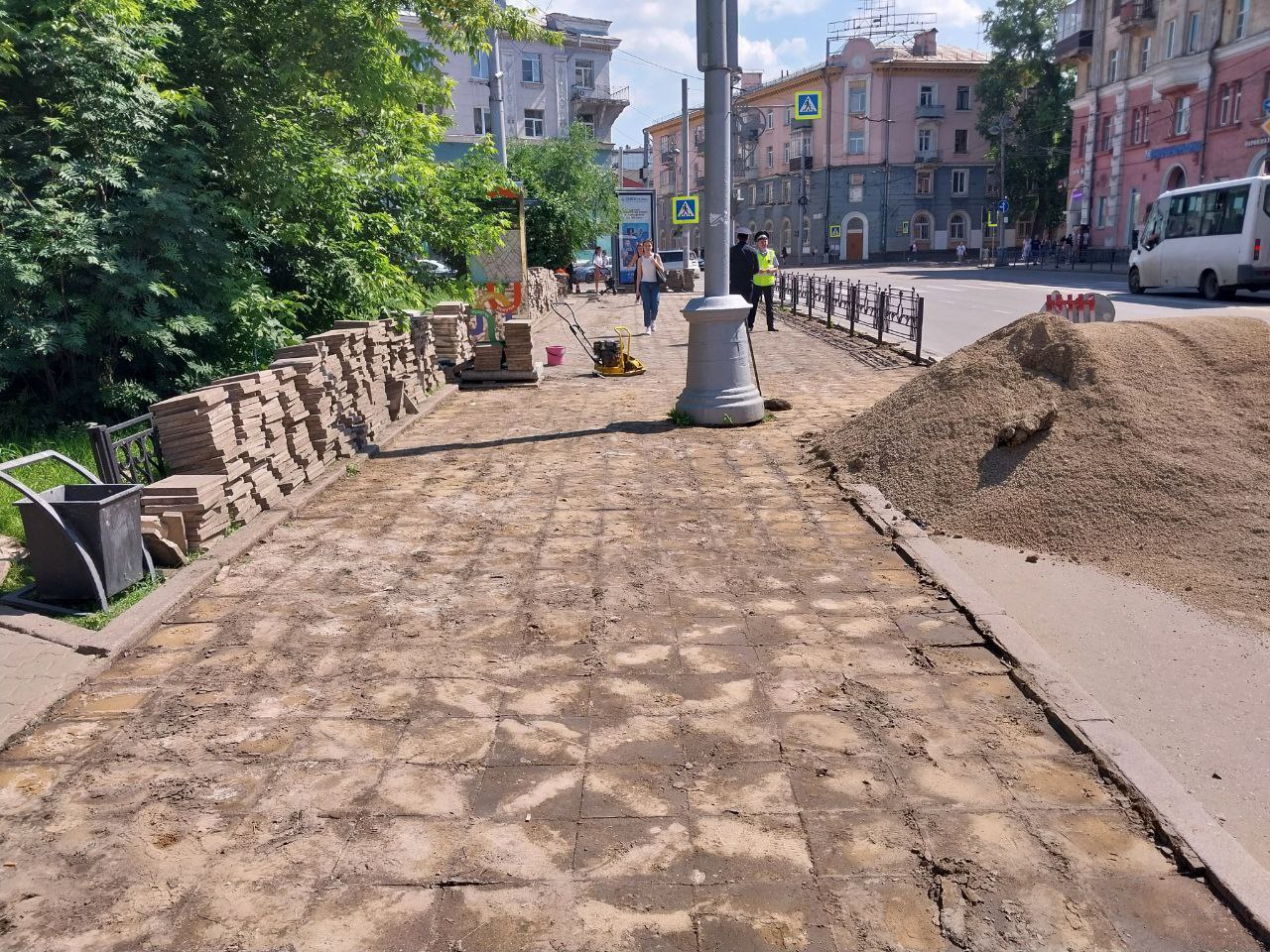 В Иркутске на Ленина по просьбам жителей ремонтируют тротуарную плитку