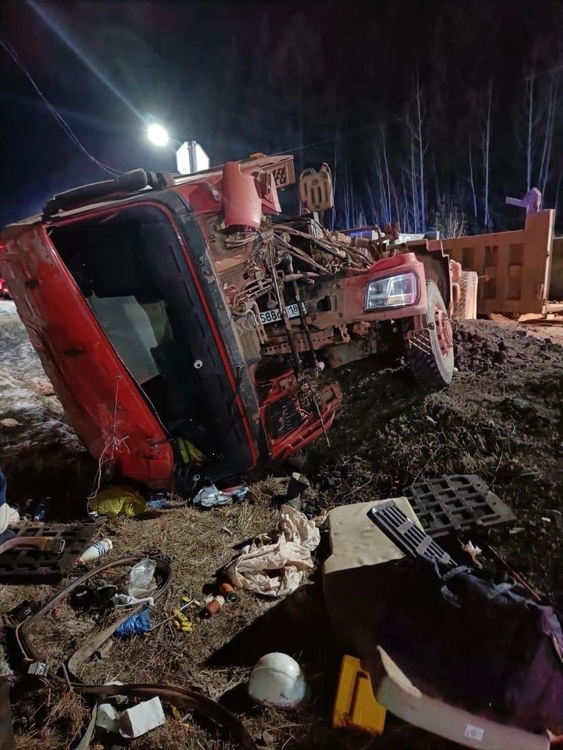 Трое человек погибли при столкновении поезда и грузовика в Иркутской области