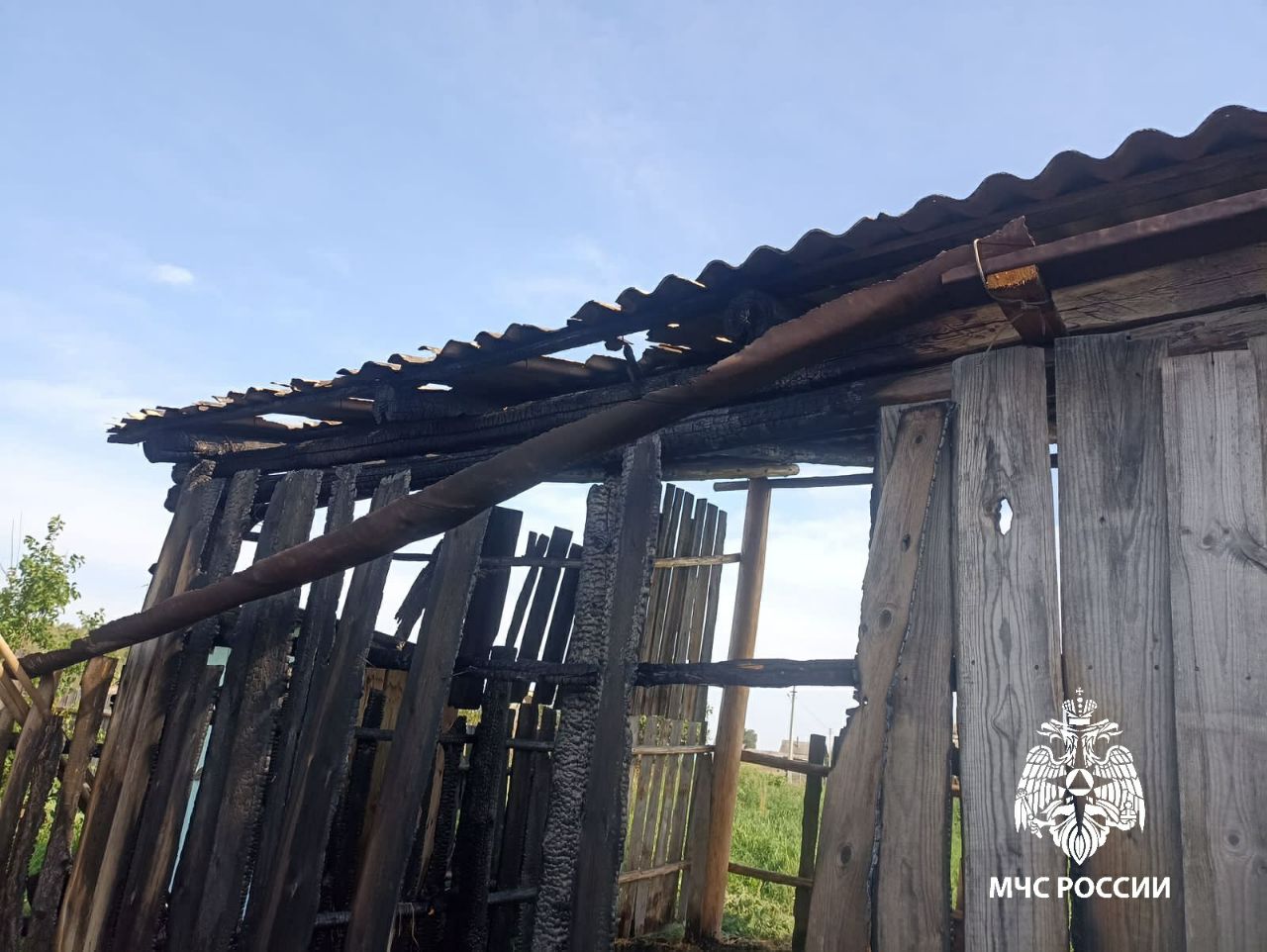 Дети подожгли сеновал, балуясь зажигалкой, в Иркутской области