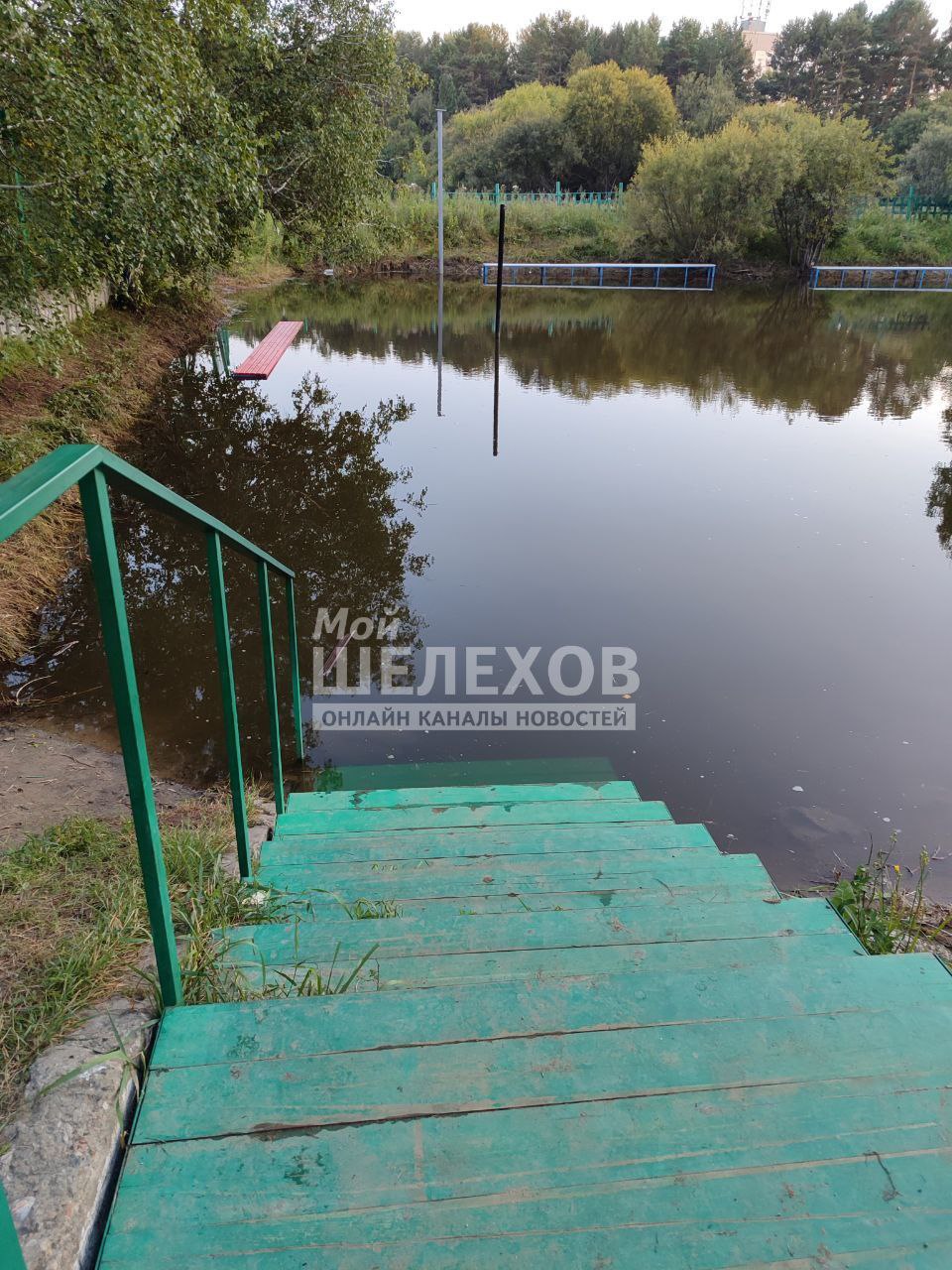 «В Шелехове жителям запретили купаться на затопленной волейбольной площадке»