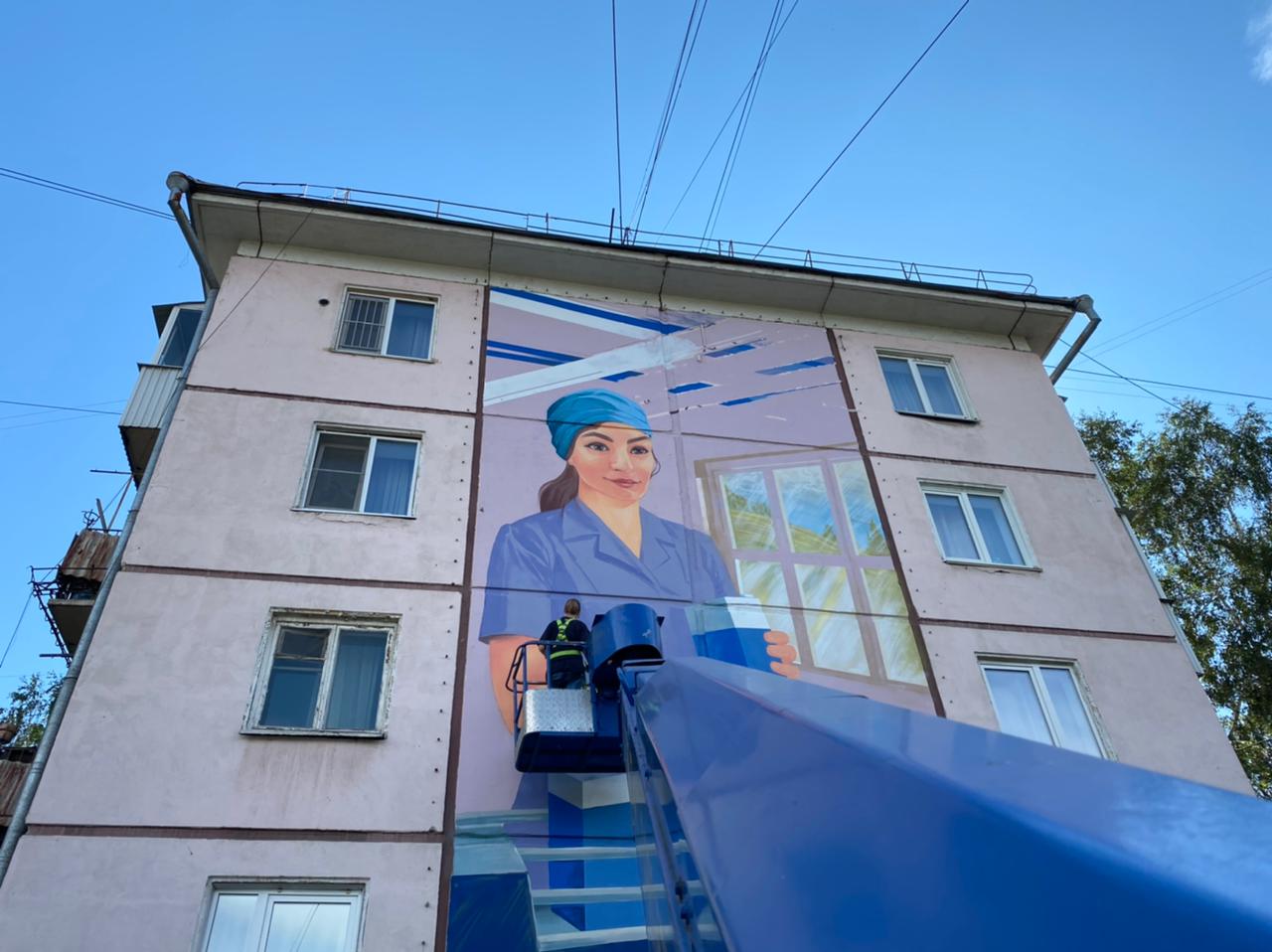 Муралы наносят на фасады домов на ул. Байкальской в Иркутске