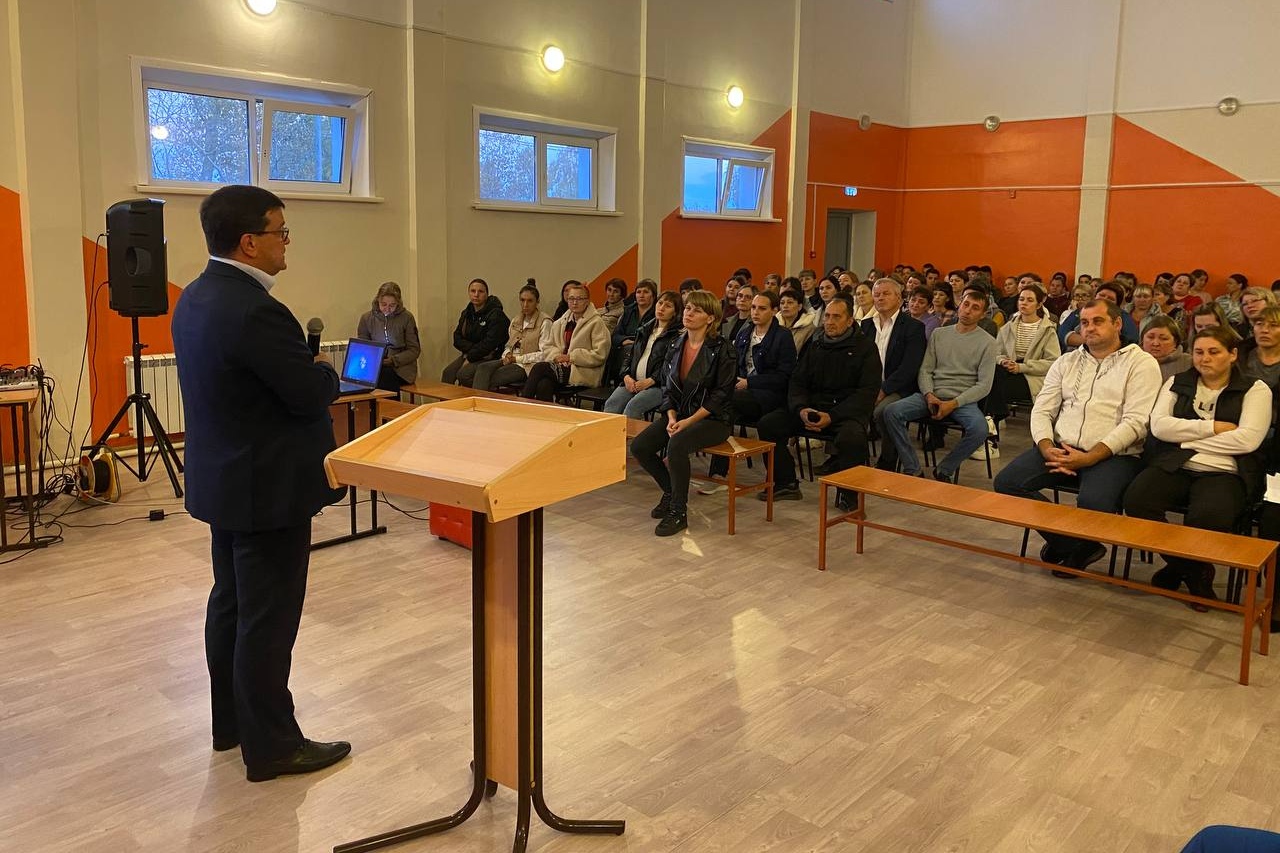 Напавшего на одноклассников с молотком эвакуируют в медучреждение Иркутска