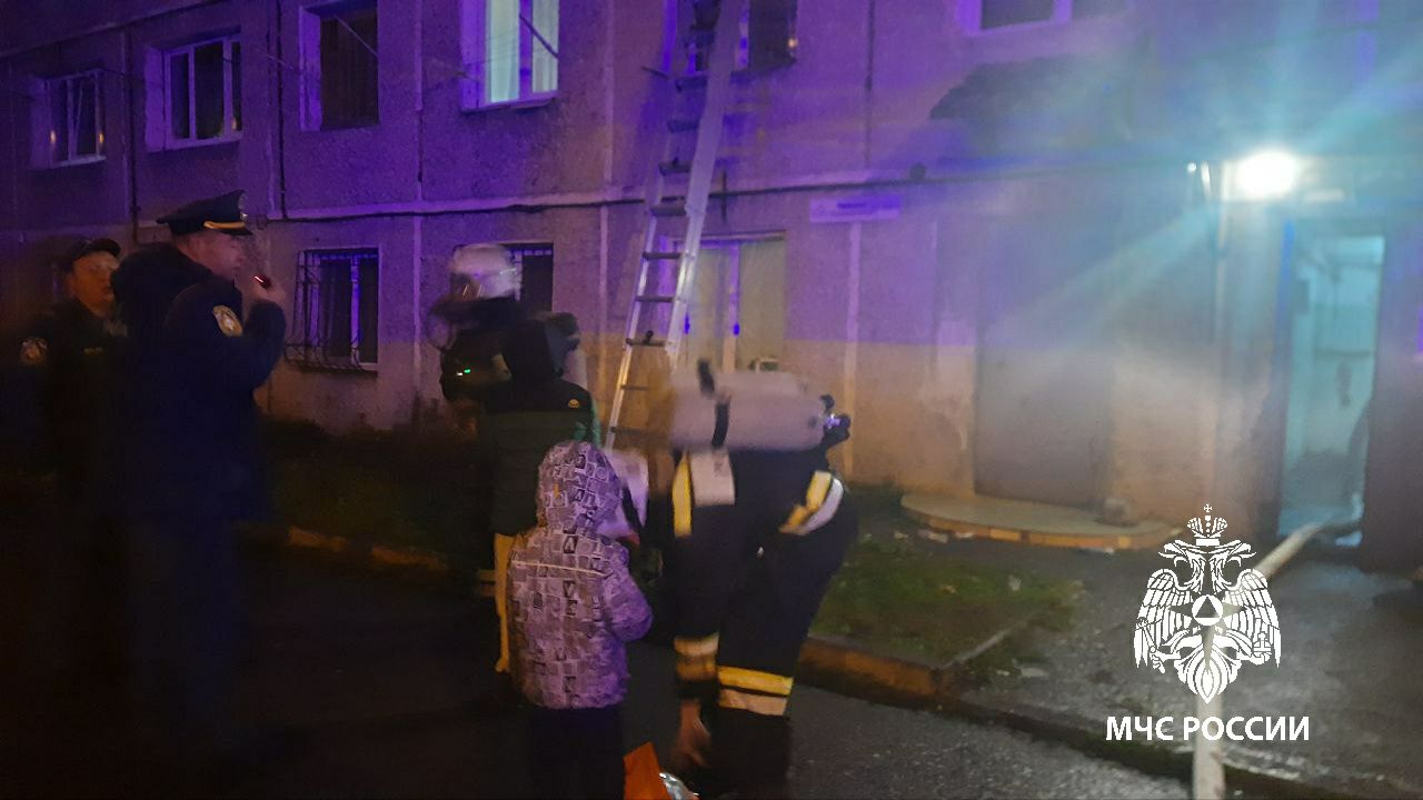 54 человека эвакуированы из горящего дома в Иркутске