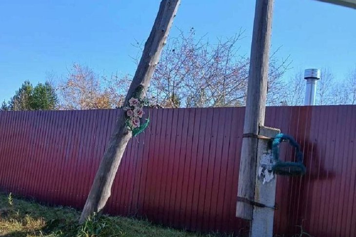 Мужчина принес с кладбища венки и развесил их на домах соседей в Усольском районе