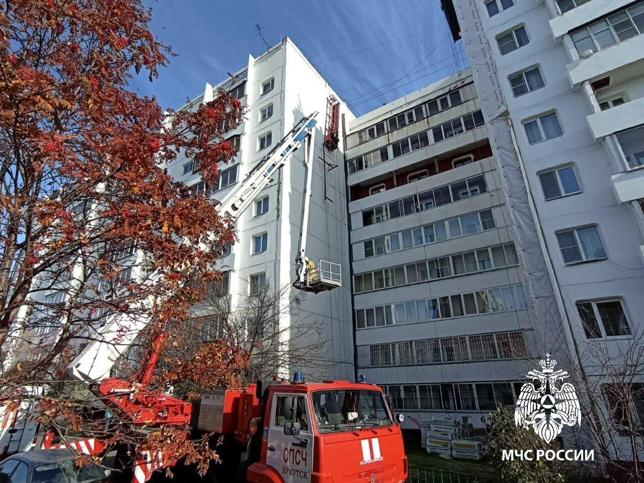 Высотные рабочие застряли на подъемнике в Иркутске