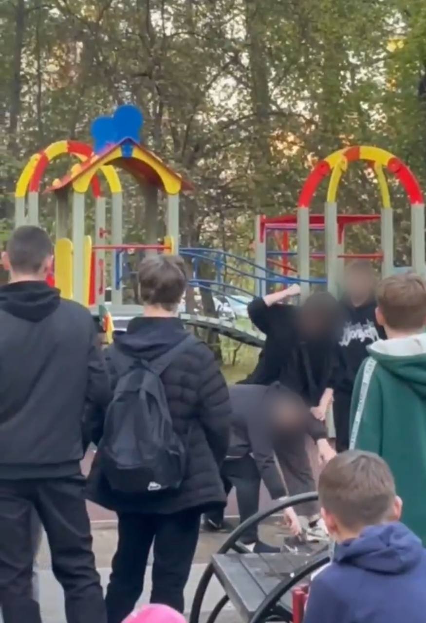 Подростки избили мужчину на детской площадке в Ангарске