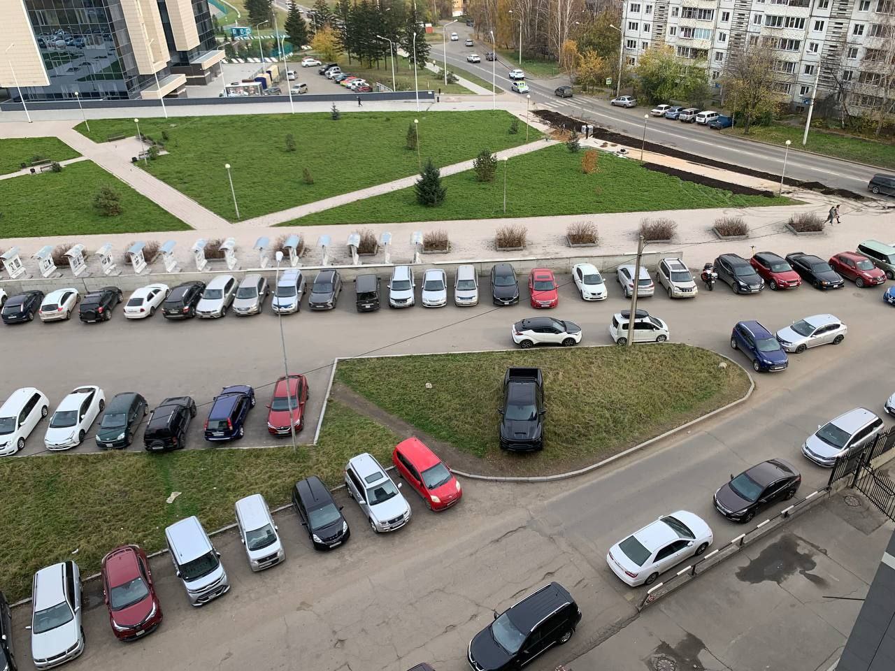На Лермонтова автомобилист припарковался на газоне