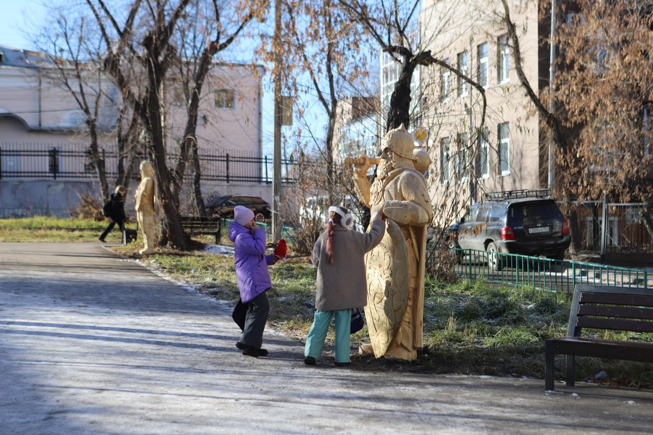 В одном из скверов в Иркутске установили деревянные фигуры богатырей