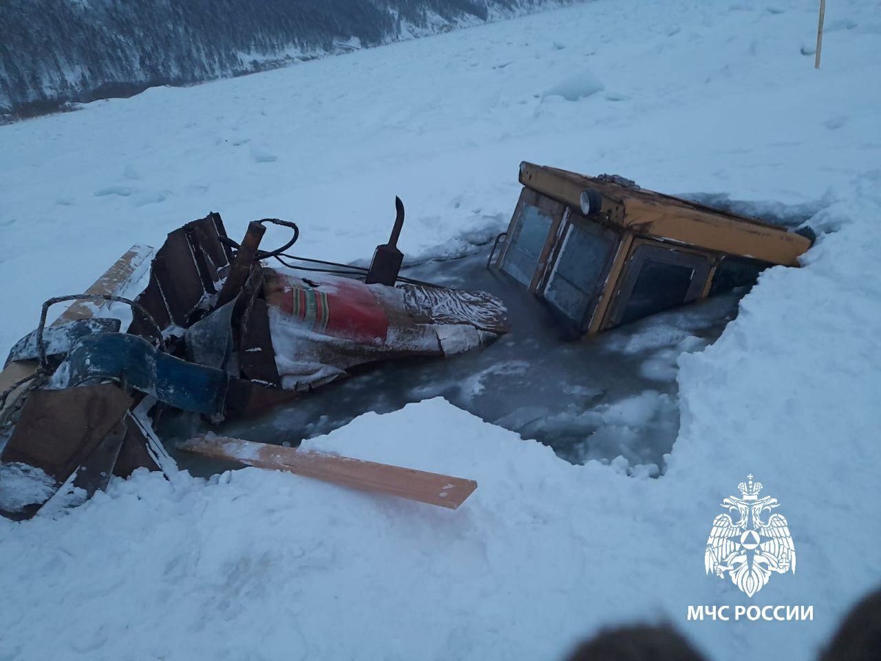 Трактор провалился под лед на реке Лена