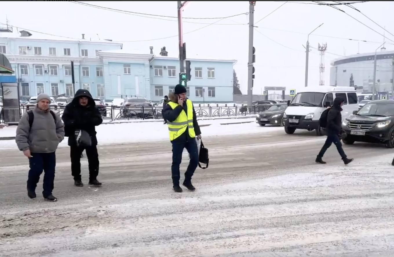 Светофор установили на пешеходном переходе у аэропорта