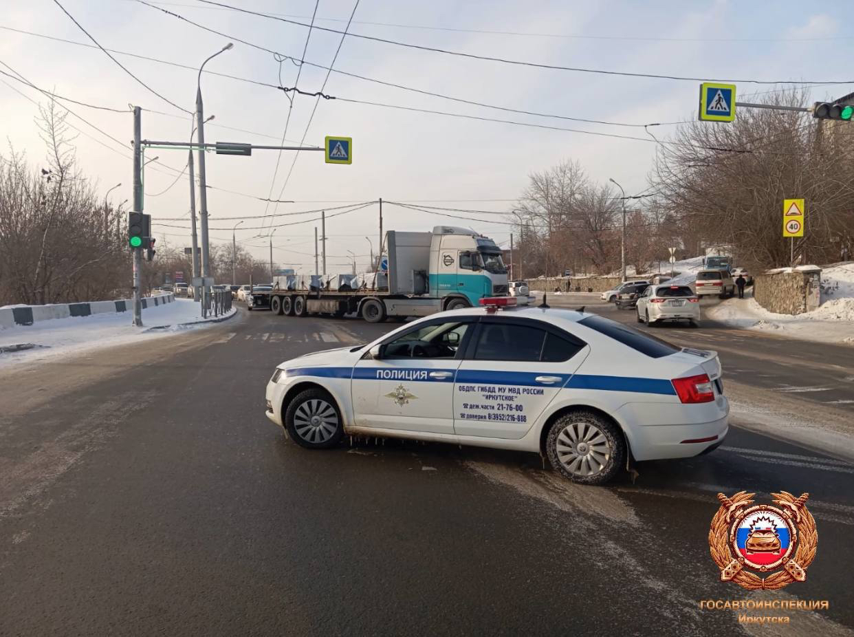 Коммунальная авария на бульваре Рябикова: дома без воды, движение перекрыто