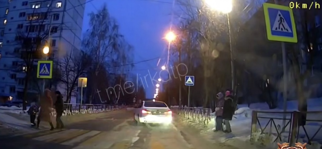 Водитель BMW в Иркутске чуть не сбил пешеходов на «зебре»