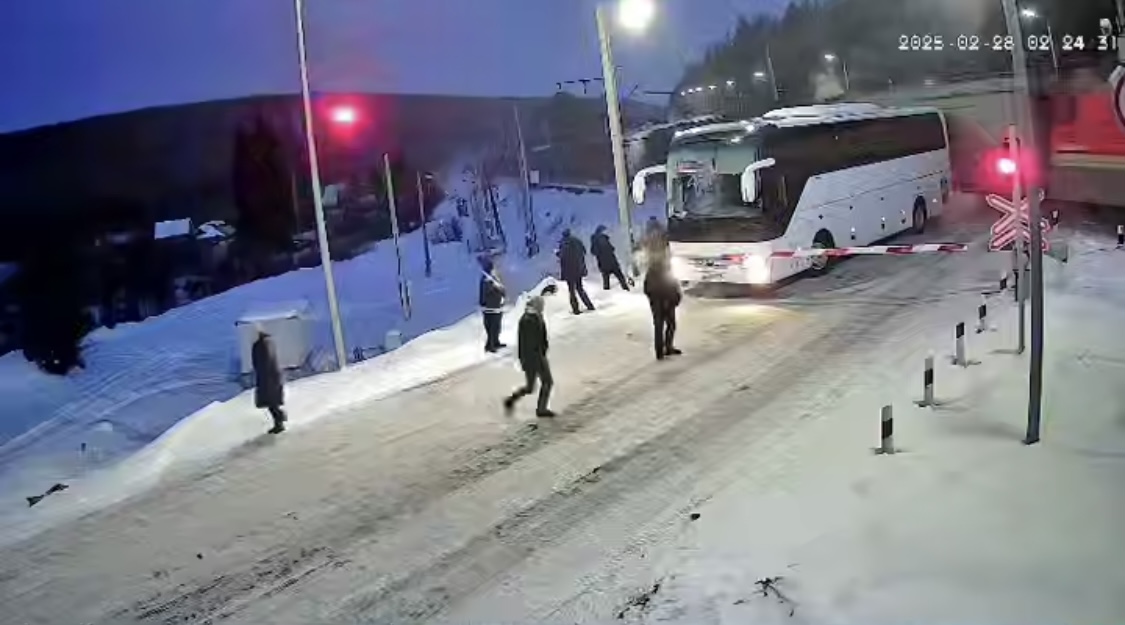 Автобус с пассажирами по вине водителя чуть не столкнулся с поездом в Усть-Кутском районе