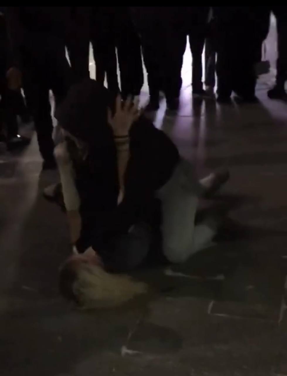 Две девушки устроили драку у ТРК «Фестиваль» в Ангарске