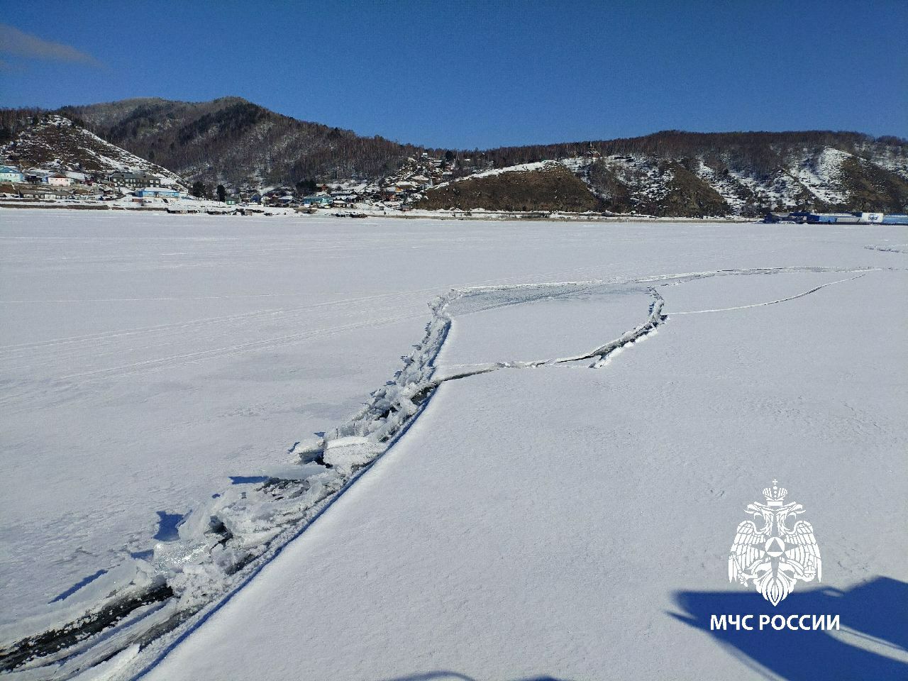 О многочисленных трещинах на льду Байкала предупреждают спасатели    