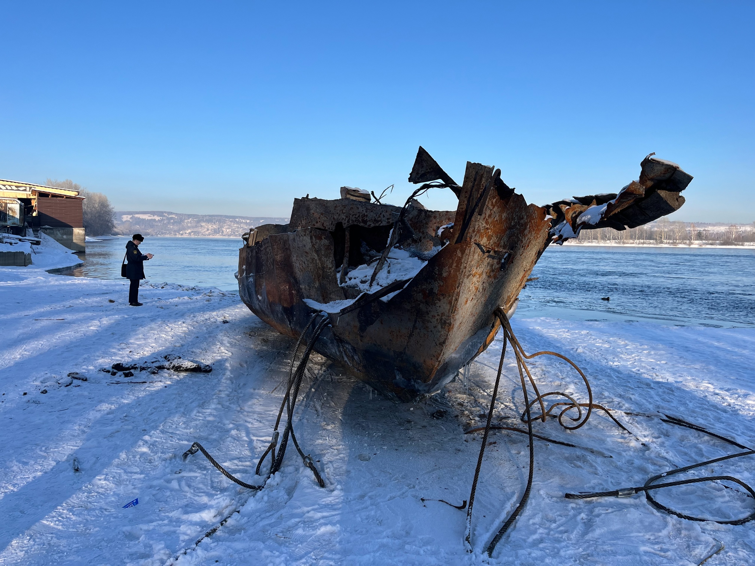 Затонувшее 30 лет назад судно подняли со дна Ангары после вмешательства приставов